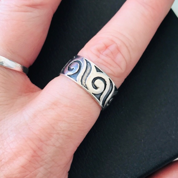 Silver Sterling Design Ring - Picture 2 of 9